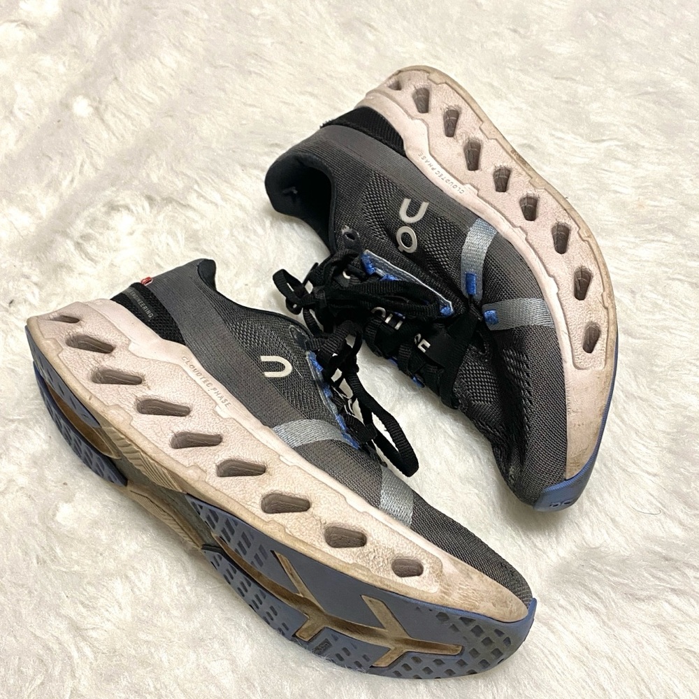 On Running cloudclipse Black and Blue Sneakers unisex 7.5 men 8.5 women’s
